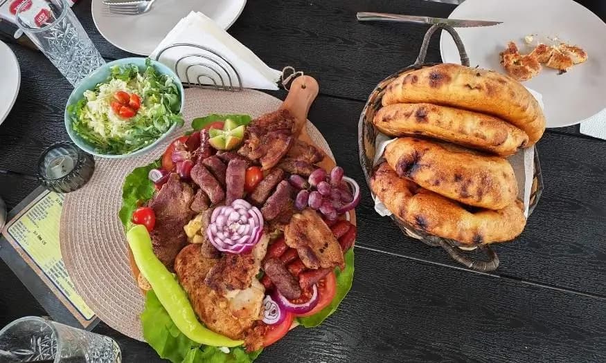 Porodična plata roštilja — restoran Aloo Aloo Sremska Mitrovica